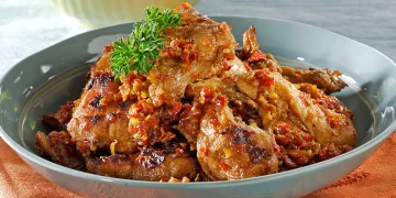 Resep ayam bakar mercon pedas manis dengan sambal super nendang. Bumbu meresap, aromanya menggoda, cocok untuk makan ramean. (Foto: Sajian Sedap)