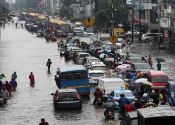 Transjakarta melakukan penyesuaian rute dan penghentian layanan sementara akibat banjir di sejumlah wilayah Jakarta. (Foto: MI/IMMANUEL ANTONIUS)