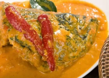 Trik masak kepala kakap kuah pedas agar cepat empuk, tidak amis, dan bumbu meresap. Lengkap dengan resep praktis rumahan.