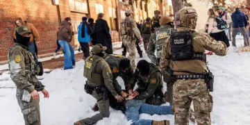 Operasi imigrasi AS di Oregon berujung insiden penembakan yang menewaskan dua orang dan memicu kecaman pejabat lokal. (Foto: AFP via Getty Images)