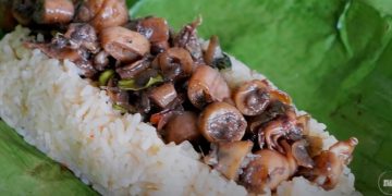 Resep nasi bakar cumi gurih pedas dengan aroma daun pisang yang menggoda. Praktis, hemat, dan cocok untuk bekal maupun makan siang. (Foto: Willgoz Kitchen/YouTube)