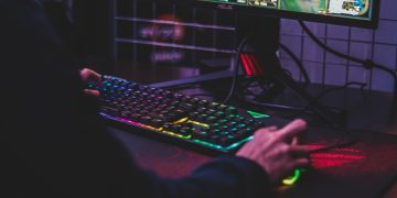 Krisis RAM dan SSD akibat lonjakan kebutuhan AI membuat harga PC dan laptop diprediksi terus naik sepanjang 2026. (Foto: Axville/Unsplash)