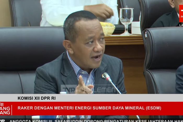 Insiden Pipa Gas Ganggu Produksi Minyak RI, Bahlil Siapkan Sanksi Kebocoran pipa migas di Sumatra membuat Indonesia kehilangan potensi produksi minyak mentah pada awal tahun ini. (Foto: YouTube TVR Parlemen)