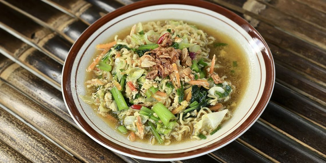 Resep mi godog Jawa kuah hangat, gurih, praktis, dan hemat. Cocok disantap saat hujan dengan bahan sederhana ala rumahan. (Foto: iStock)