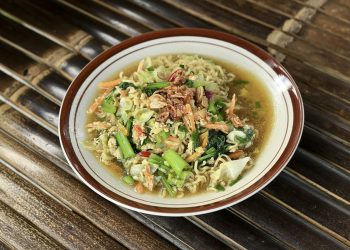 Resep mi godog Jawa kuah hangat, gurih, praktis, dan hemat. Cocok disantap saat hujan dengan bahan sederhana ala rumahan. (Foto: iStock)