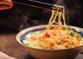 Ketahui kebiasaan salah saat memasak mi instan yang bisa membuatnya semakin tidak sehat. Simak tips sederhana agar mi instan tetap aman dikonsumsi. (Foto: SHUTTERSTOCK/NDQ)