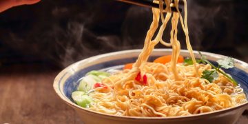 Ketahui kebiasaan salah saat memasak mi instan yang bisa membuatnya semakin tidak sehat. Simak tips sederhana agar mi instan tetap aman dikonsumsi. (Foto: SHUTTERSTOCK/NDQ)