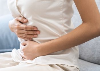Musim hujan tidak hanya memicu flu, tetapi juga meningkatkan risiko gangguan lambung akibat sanitasi dan kebersihan. (Foto: Alodokter)