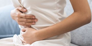 Musim hujan tidak hanya memicu flu, tetapi juga meningkatkan risiko gangguan lambung akibat sanitasi dan kebersihan. (Foto: Alodokter)