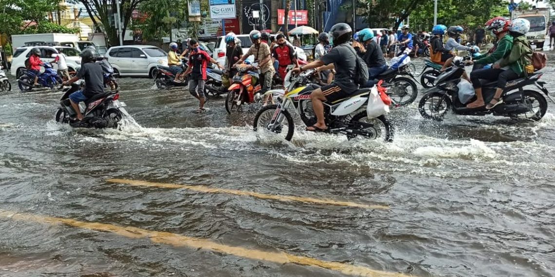 Alasan Penting Motor Wajib Dicuci Usai Melintasi Banjir Motor yang melewati banjir wajib segera dicuci untuk mencegah karat, kerusakan kelistrikan, hingga rem bermasalah. (Foto: Dok. YIMM)