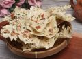 Resep peyek renyah gurih tahan lama dengan kacang tanah dan udang rebon. Mudah dibuat, hemat, cocok camilan dan lauk pendamping. (Foto: Shutterstock/Maharani afifah)