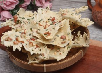 Resep peyek renyah gurih tahan lama dengan kacang tanah dan udang rebon. Mudah dibuat, hemat, cocok camilan dan lauk pendamping. (Foto: Shutterstock/Maharani afifah)