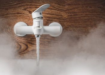 Mandi air hangat setiap hari punya manfaat kesehatan, tetapi juga berisiko jika dilakukan berlebihan.