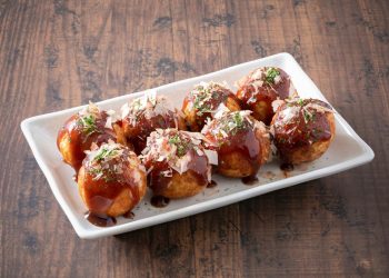 Resep takoyaki rumahan empuk dan gurih dengan isian udang dan cumi. Mudah dibuat, hemat, cocok jadi camilan ala Jepang di rumah. (Foto: DOK.SHUTTERSTOCK/SHINARI)