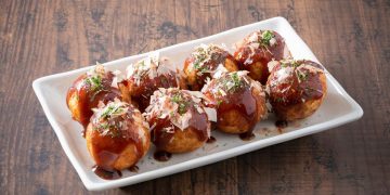 Resep takoyaki rumahan empuk dan gurih dengan isian udang dan cumi. Mudah dibuat, hemat, cocok jadi camilan ala Jepang di rumah. (Foto: DOK.SHUTTERSTOCK/SHINARI)