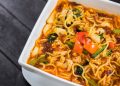 Resep mie tek-tek kuah pedas ala abang gerobak, hangat, gurih, dan mudah dibuat di rumah untuk menu hemat yang bikin nostalgia. (Foto: SHUTTERSTOCK/yudha wirawan)