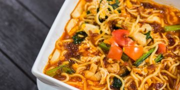 Resep mie tek-tek kuah pedas ala abang gerobak, hangat, gurih, dan mudah dibuat di rumah untuk menu hemat yang bikin nostalgia. (Foto: SHUTTERSTOCK/yudha wirawan)
