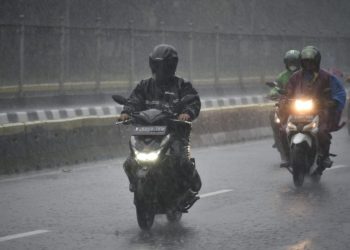 Musim hujan membuat ban dan rem motor bekerja lebih berat. Simak bagian motor yang wajib dicek agar tetap aman di jalan. (Foto: Wahana)