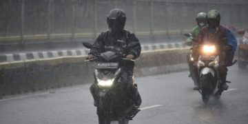 Musim hujan membuat ban dan rem motor bekerja lebih berat. Simak bagian motor yang wajib dicek agar tetap aman di jalan. (Foto: Wahana)