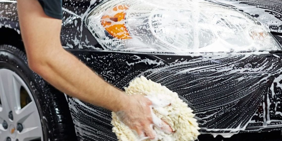 Musim hujan menuntut pemilik mobil lebih rajin mencuci kendaraan agar cat tidak kusam dan berkarat.