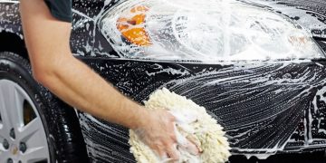 Musim hujan menuntut pemilik mobil lebih rajin mencuci kendaraan agar cat tidak kusam dan berkarat.