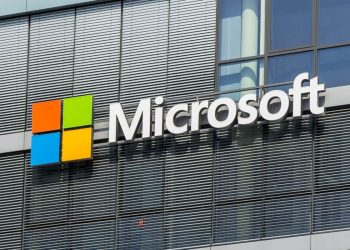 Microsoft dirumorkan akan melakukan PHK besar awal 2026 sebagai dampak restrukturisasi dan investasi besar di teknologi AI. (Foto: Tekno Kompas)
