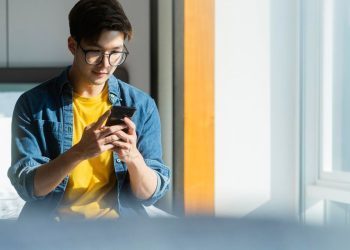 Semakin banyak orang Indonesia memilih curhat ke AI saat sedih. Pakar keamanan mengingatkan risiko kebocoran data dan penyalahgunaan informasi pribadi. (Foto: Freepik)