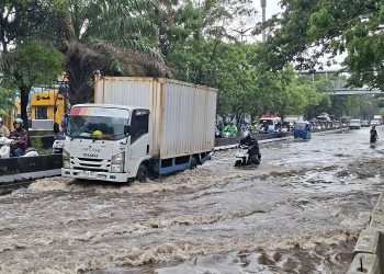 Banjir di Jakarta belum surut. BPBD mencatat puluhan RT masih tergenang dengan ketinggian air hingga 3,5 meter pada Jumat pagi. (Foto: Febryan Kevin/Kompas.com )
