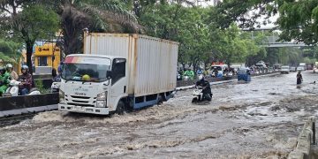Banjir di Jakarta belum surut. BPBD mencatat puluhan RT masih tergenang dengan ketinggian air hingga 3,5 meter pada Jumat pagi. (Foto: Febryan Kevin/Kompas.com )