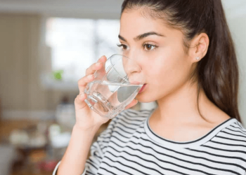 Menjaga hidrasi tidak harus menunggu haus. Ketahui waktu ideal minum air putih untuk mencegah dehidrasi dan menjaga fungsi tubuh tetap optimal. (Foto: Dok. Pinterest)