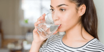 Menjaga hidrasi tidak harus menunggu haus. Ketahui waktu ideal minum air putih untuk mencegah dehidrasi dan menjaga fungsi tubuh tetap optimal. (Foto: Dok. Pinterest)