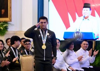 Rizki Juniansyah menapaki peran baru sebagai perwira siber TNI AL setelah meraih emas Olimpiade dan kenaikan pangkat luar biasa. (Foto: Sekretariat Presiden)