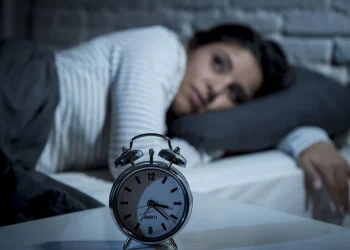 Pekerja shift malam tetap bisa mendapatkan tidur yang berkualitas. Simak cara aman menebus hutang tidur dan tips menjaga kualitas istirahat agar tubuh tetap sehat.