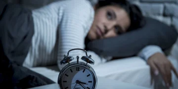 Pekerja shift malam tetap bisa mendapatkan tidur yang berkualitas. Simak cara aman menebus hutang tidur dan tips menjaga kualitas istirahat agar tubuh tetap sehat.