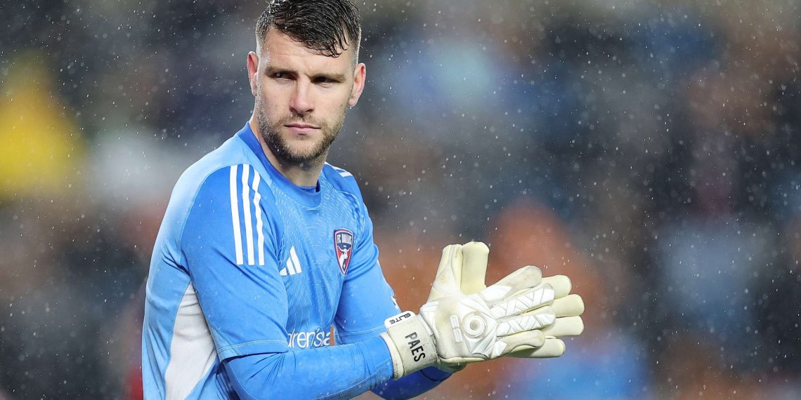 Bukan Persib, Maarten Paes Mantap Berlabuh ke Ajax Amsterdam Maarten Paes dipastikan bergabung dengan Ajax Amsterdam usai menyelesaikan transfer dari FC Dallas. Kontrak berdurasi hingga 2029 telah disepakati. (Foto: Getty Images)