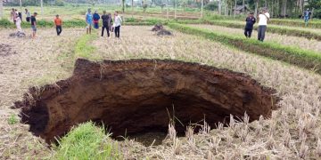 Fenomena lubang raksasa atau sinkhole muncul di Sumatra Barat. Ahli geologi menjelaskan penyebabnya dan potensi bahayanya bagi permukiman warga. (Foto: kabarins.com)