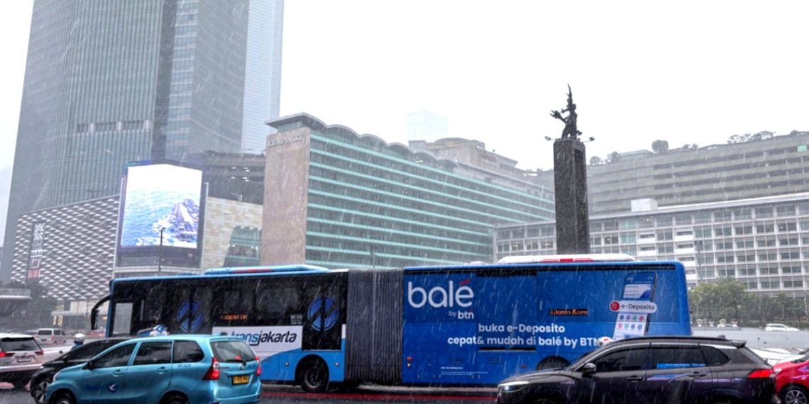 Hujan deras menyebabkan genangan di sejumlah wilayah Jakarta dan berdampak pada keterlambatan beberapa rute TransJakarta. (Foto: Dok.Berita Jakarta)