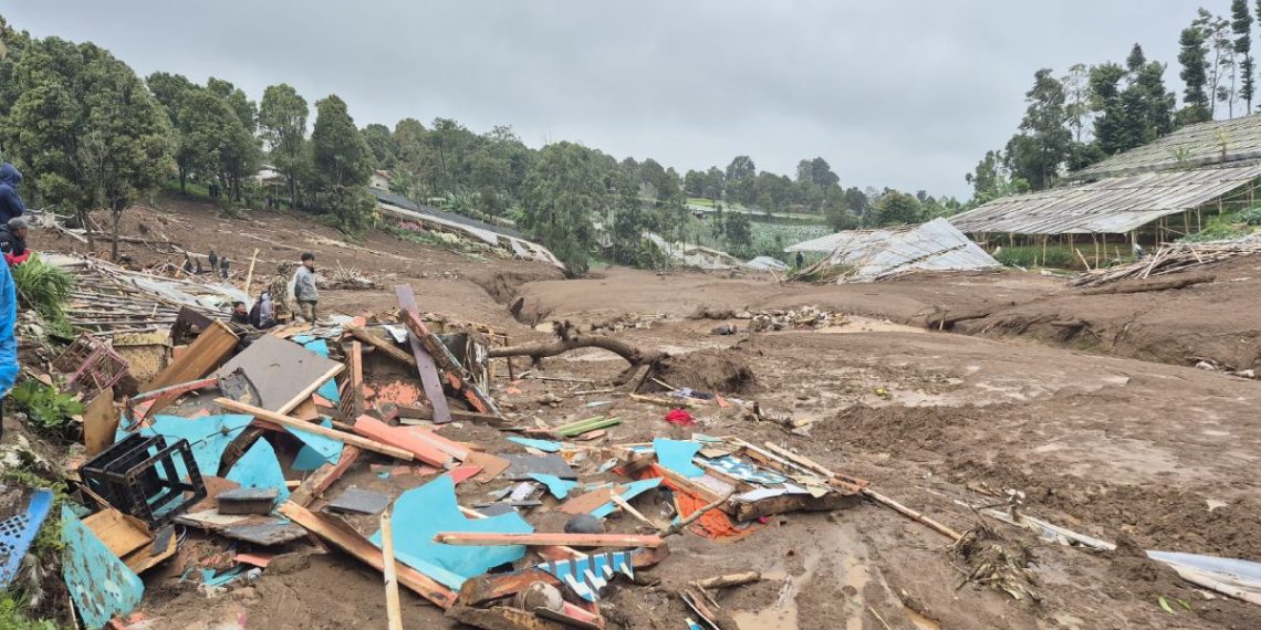 Longsor Cisarua Bandung Barat Telan Korban Jiwa, Puluhan Warga Masih Dicari Longsor di Cisarua Bandung Barat menewaskan enam orang dan menimbun puluhan rumah. Proses pencarian korban masih berlangsung. (Foto: Antara)