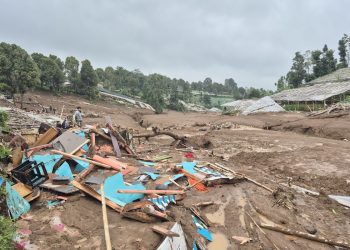 Longsor di Cisarua Bandung Barat menewaskan enam orang dan menimbun puluhan rumah. Proses pencarian korban masih berlangsung. (Foto: Antara)