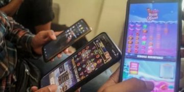 Komdigi memperingatkan transaksi judi online bisa menembus Rp1.100 triliun jika tidak ada intervensi serius dari pemerintah dan sektor swasta. (Foto: satelitnews.com)