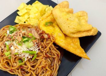 Resep mie jebew pedas nendang dengan topping ayam dan pangsit goreng, gurih, hemat, dan gampang dibuat di rumah. (Foto: unileverfoodsolutions.co.id)