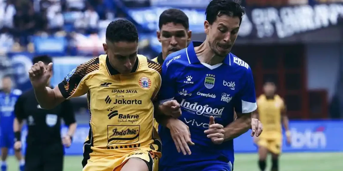 Thom Haye buka suara usai Persib mengalahkan Persija. Ia mengungkap keluarganya menerima ancaman serius. (Foto: Instagram @persib)