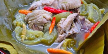 Resep garang asem ayam tanpa santan khas Jawa Tengah yang segar, asam gurih, dikukus daun pisang dan cocok untuk menu sehat harian.