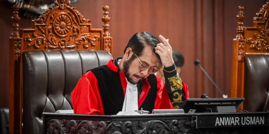 Majelis Kehormatan Mahkamah Konstitusi memberikan surat peringatan kepada Hakim MK Anwar Usman karena tingkat ketidakhadiran sidang dan rapat yang tinggi. (Foto: ANTARA FOTO/Rivan Awal Lingga)