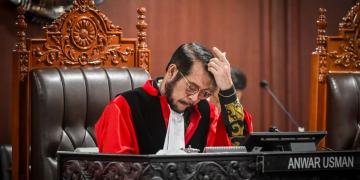 Majelis Kehormatan Mahkamah Konstitusi memberikan surat peringatan kepada Hakim MK Anwar Usman karena tingkat ketidakhadiran sidang dan rapat yang tinggi. (Foto: ANTARA FOTO/Rivan Awal Lingga)