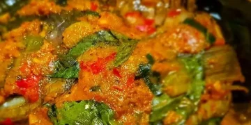 Resep pepes ikan bumbu merah kemangi yang pedas, harum, dan sehat. Lengkap dengan tips, variasi, serta cara membuat pepes ikan anti amis. (Foto: Instagram/@widii_h)