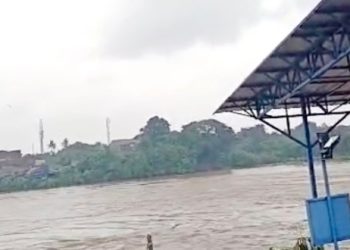 Sirine Pintu Air Sungai Cisadane berbunyi setelah debit air naik akibat hujan deras. BPBD Tangerang mencatat banjir meluas. (Foto: ekspresibanten.id)