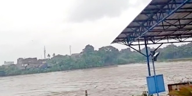 Debit Sungai Cisadane Naik Sirine Pintu Air Tangerang Jadi Tanda Waspada Sirine Pintu Air Sungai Cisadane berbunyi setelah debit air naik akibat hujan deras. BPBD Tangerang mencatat banjir meluas. (Foto: ekspresibanten.id)