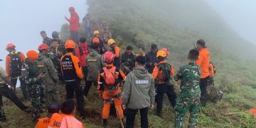 Tim SAR gabungan menemukan delapan jenazah korban pesawat ATR di Gunung Bulusaraung, dua di antaranya telah teridentifikasi. (Foto: Metro TV News)