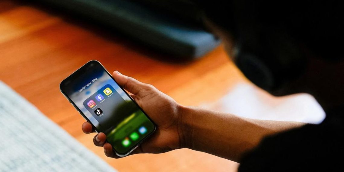 Kebijakan larangan usia media sosial dinilai belum efektif melindungi anak dari risiko digital. (Foto: REUTERS/Asanka Brendon Ratnayake)